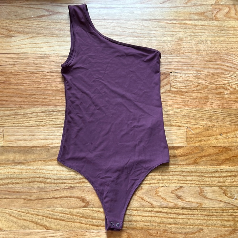 NWOT Abercrombie One Shoulder seamless bodysuit, purple size small